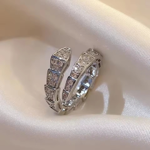 Elegant Silver Women's Ring - Picture 2 of 4